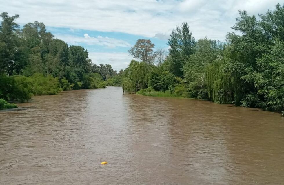 Por la suba del nivel del Río Xanaes en Arroyito, hay bandera roja y no está permitido bañarse