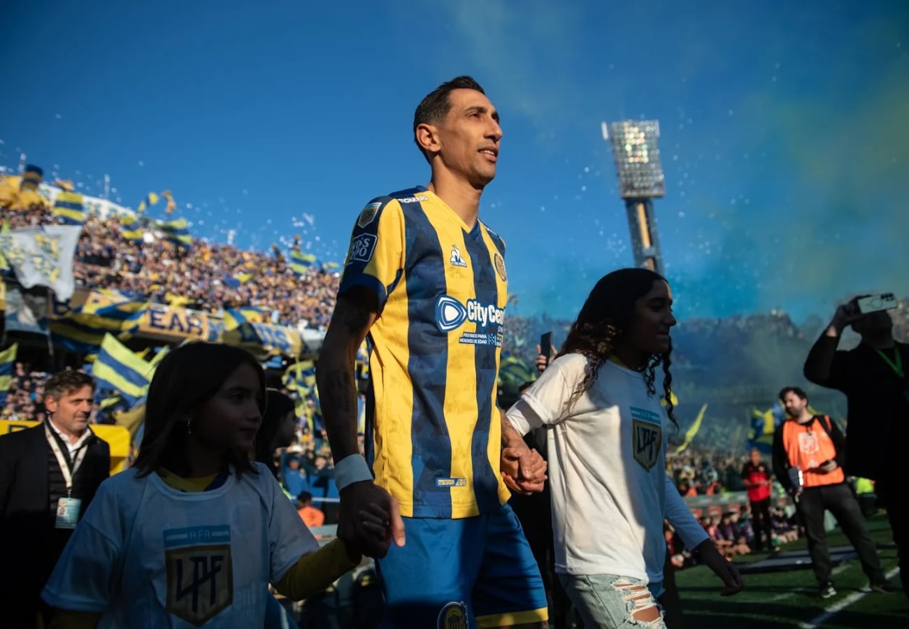 Di María ingresando al campo de juego con sus hijas.