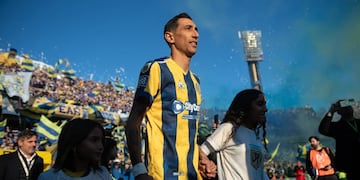 Di María ingresando al campo de juego con sus hijas.
