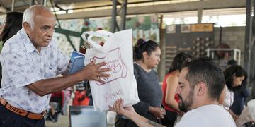 El programa "Conectando con Vos" beneficia a personas que perciben pensiones, jubilaciones y planes sociales, como también a estudiantes de escuelas primarias y secundarias y adultas y adultos mayores.