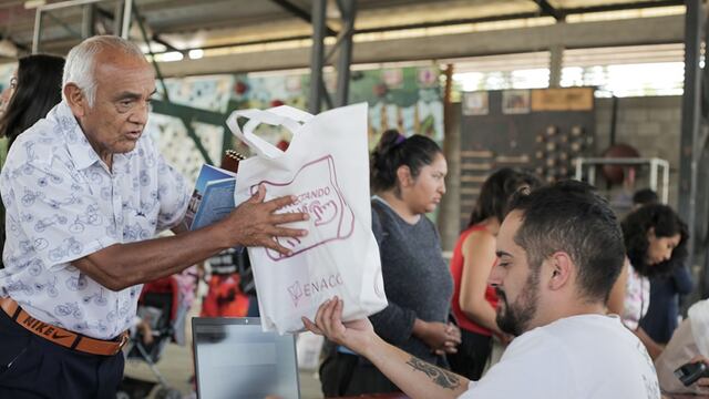 El programa "Conectando con Vos" beneficia a personas que perciben pensiones, jubilaciones y planes sociales, como también a estudiantes de escuelas primarias y secundarias y adultas y adultos mayores.