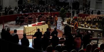 Comenzaron el funeral del Benedicto XVI con una masiva presencia de fieles.