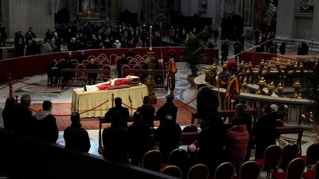 Comenzaron el funeral del Benedicto XVI con una masiva presencia de fieles.