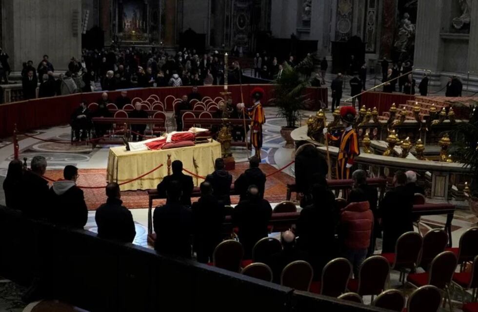 La multitudinaria despedida a Benedicto XVI, el papa emerito: hasta cuándo será el funeral