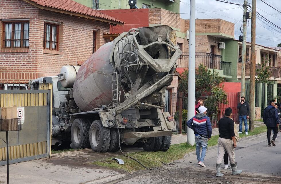 En Jujuy, la tragedia que no fue: un camión sin frenos entró a una casa