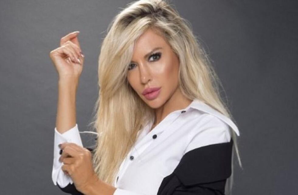 Con un vestido metalizado, Luciana Salazar sorprendió con una serie de fotos en particulares poses
