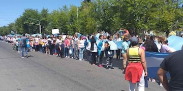 Un nutrido grupo de docentes autoconvocados marcha desde el Valle de Ucoi hacia la Ciudad en contra del acuerdo paritario.