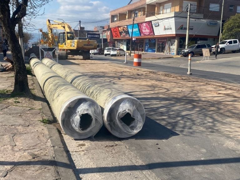 Continúan los cortes en Av. Cárcano por el avance del nuevo acueducto