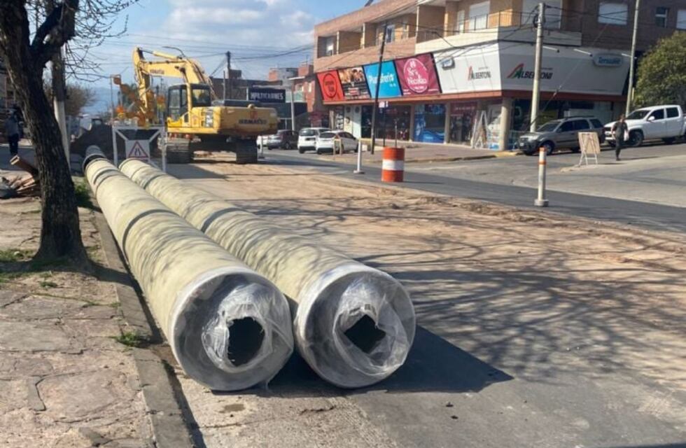 Continúan los cortes en Av. Cárcano por el avance del nuevo acueducto