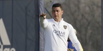 Battaglia aseguró que está feliz de dirigir al primer equipo de Boca y desmintió conflictos con Juan Román Riquelme (Prensa Boca)