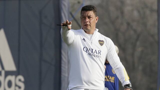 Battaglia aseguró que está feliz de dirigir al primer equipo de Boca y desmintió conflictos con Juan Román Riquelme (Prensa Boca)