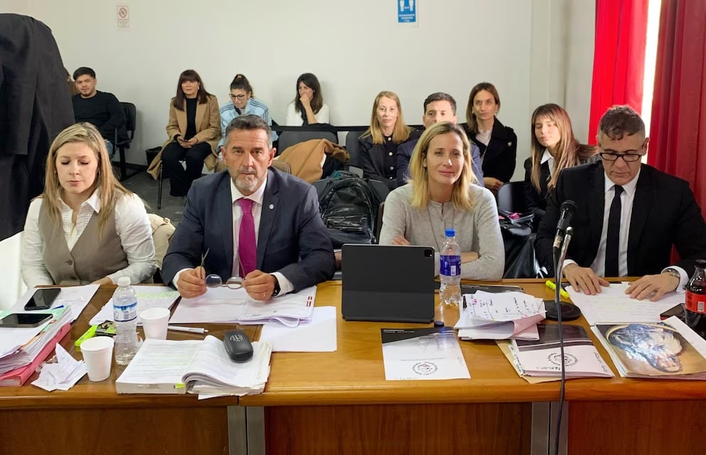 Julieta Prandi con sus abogados en pleno juicio contra su expareja.