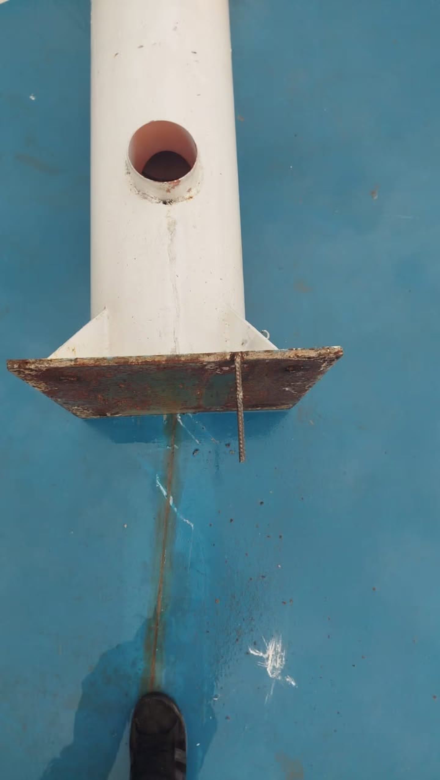 Vecinos tomaron fotos de uno de los anclajes cuestionados (Gentileza C2N.TV).