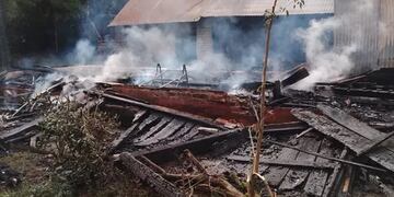Incendio consumió una vivienda en General Urquiza.