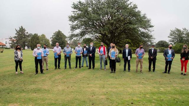 El gobernador junto a funcionarios e intendentes (APN)