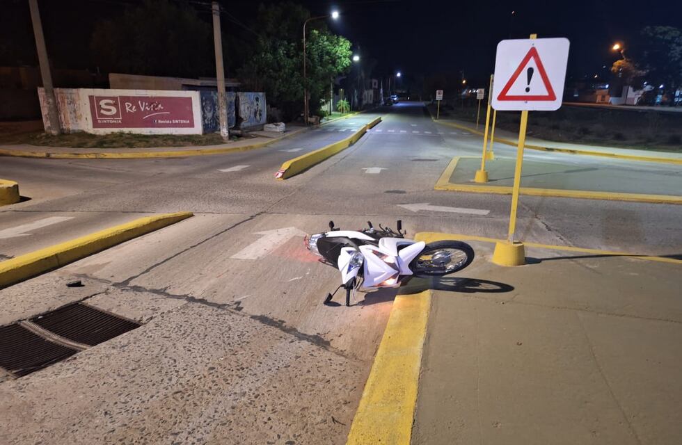 Arroyito: una joven de 27 años perdió el control de su motocicleta e impactó en el asfalto
