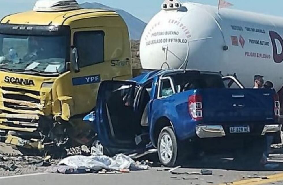 Accidente fatal en San Carlos: murió un hombre y sus dos hijas en un choque frontal con un camión