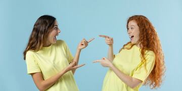 Qué significa mover las manos al hablar, según la psicología.