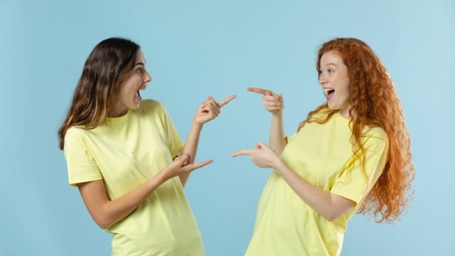 Qué significa mover las manos al hablar, según la psicología.