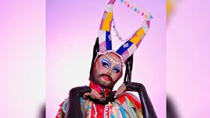 El artista de Esperanza que sorprendió a todos con su presentación que combina folclore con el Drag queen.