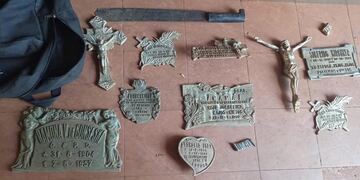 Detuvieron a un hombre por el robo de placas del cementerio de Eldorado.