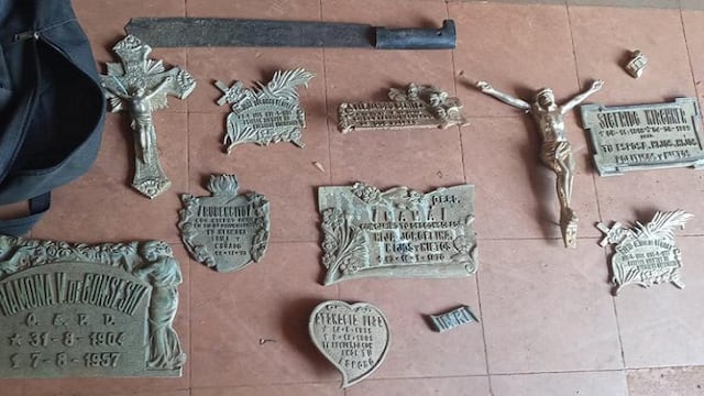 Detuvieron a un hombre por el robo de placas del cementerio de Eldorado.