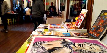 Este fin de semana se realizó la tradicional “Fnzi Feria” en “La Casa de Enfrente” y reunió a cientos de personas que disfrutaron del arte de ilustradores locales.