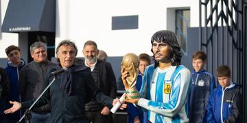 Daniel Valencia y su estatua en la Boutique de barrio Jardín, estadio de Talleres, donde fue homenajeado. (Prensa Talleres)