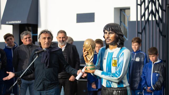 Daniel Valencia y su estatua en la Boutique de barrio Jardín, estadio de Talleres, donde fue homenajeado. (Prensa Talleres)