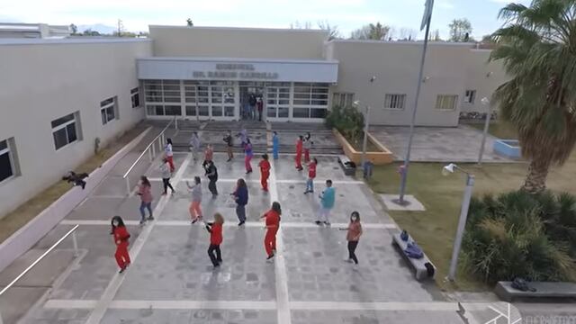 Los trabajadores del hospital Carrillo bailaron para celebrar un nuevo aniversario del hospital.