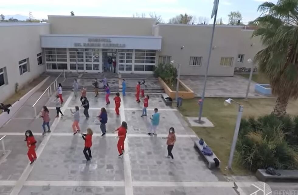 Emotivo baile de médicos y enfermeros al ritmo de “Jerusalema” por el aniversario del Hospital Carrillo