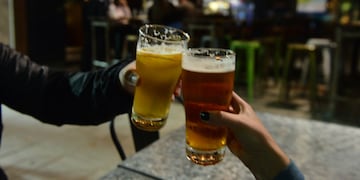 Para incentivar la vacunación contra el coronavirus en los jóvenes regalan cerveza