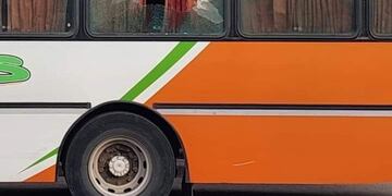 Un policía se pegó un tiro mientras viajaba en un colectivo de línea.