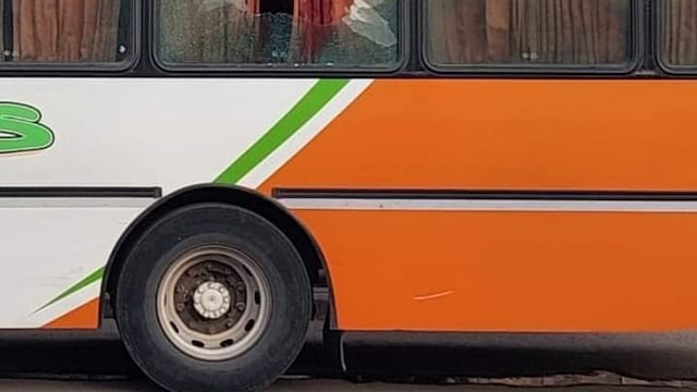 Un policía se pegó un tiro mientras viajaba en un colectivo de línea.