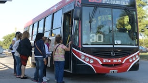Definen si el martes hay paro de colectivos (La Voz Archivo).