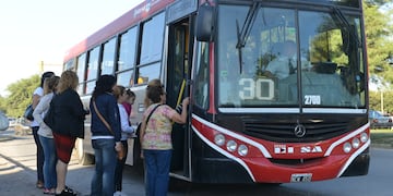 Definen si el martes hay paro de colectivos  (La Voz  Archivo).