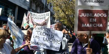 Pese a los masivos reclamos, no habrá aumento adicional para jubilados (Ramiro Pereyra / La Voz)