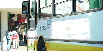 Una mujer quedó atascada en un colectivo en La Plata.