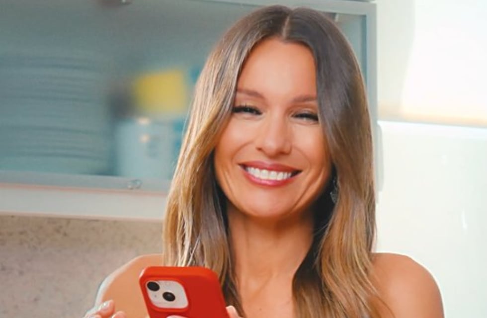 Pampita presumió su espectacular figura en microbikini en tonos pastel y se llevó todos los piropos