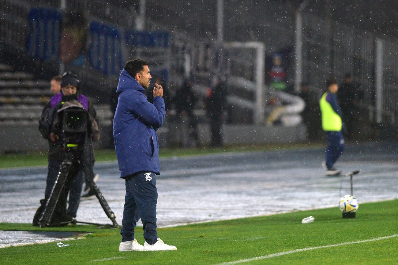 Talleres perdió 2 a 1 ante San Lorenzo, en el debut como entrenador de Carlos Tévez.  (Nicolás Bravo / La Voz)