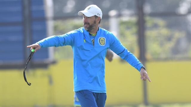 Cristian Kily González, DT de Rosario Central, dio una conferencia de prensa este jueves (@Rosario Central)