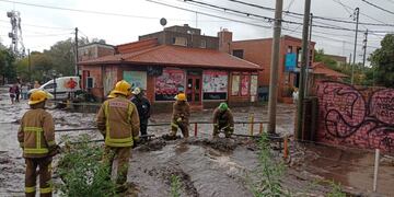Bomberos Voluntarios trabajando para paliar las consecuencias del temporal en Merlo.