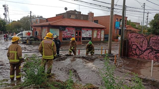 Bomberos Voluntarios trabajando para paliar las consecuencias del temporal en Merlo.