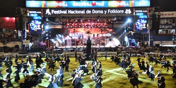 Primera noche del festival de doma y folklore.