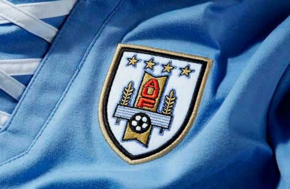Uruguay deberá quitar dos estrellas de su escudo por orden de la FIFA y se desató la polémica