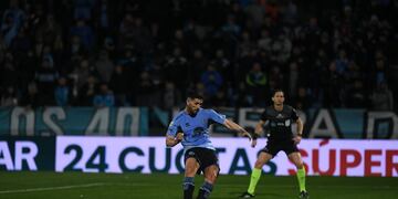 Lucas Passerini y su penal para Belgrano ante Estudiantes. (Facundo Luque / La Voz).