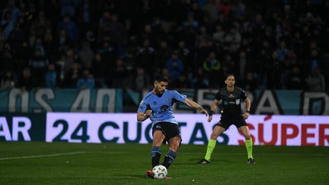 Lucas Passerini y su penal para Belgrano ante Estudiantes. (Facundo Luque / La Voz).