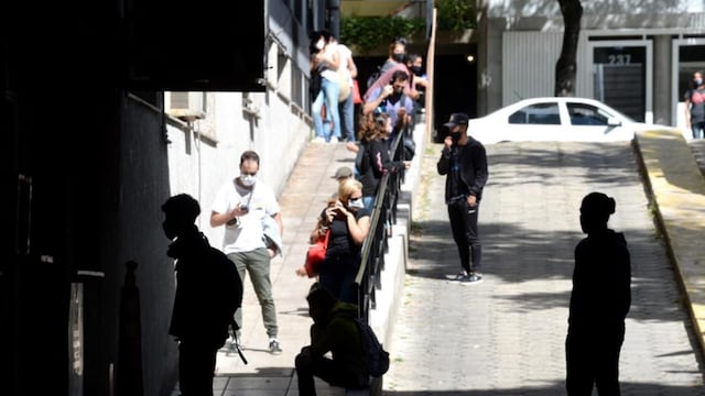 Las colas para testearse en La Plata llegan a ser de tres cuadras (0221).