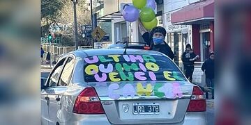 La joven que venció al cáncer y salió a festejarlo con todo.
