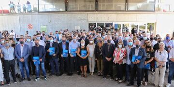 El gobernador Omar Perotti y la ministra de Educación Adriana Cantero junto a intendentes y presidentes comunales